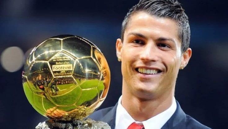 Cristiano Ronaldo ha venduto una replica del Pallone d'oro per i bambini malati: raccolti 600mila euro