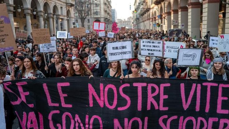 8 marzo, cortei e scioperi femministi in 60 piazze