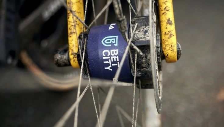 Parigi-Roubaix, la tecnologia va all'Inferno: le ruote sgonfiabili della Jumbo e il manubrio ammorbidito di Ganna