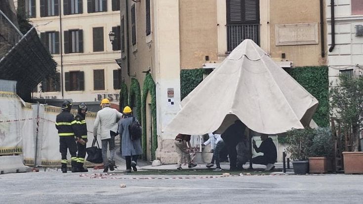 Crollo ai Fori Imperiali, gli sfollati tornano a casa con il caschetto per recuperare i vestiti
