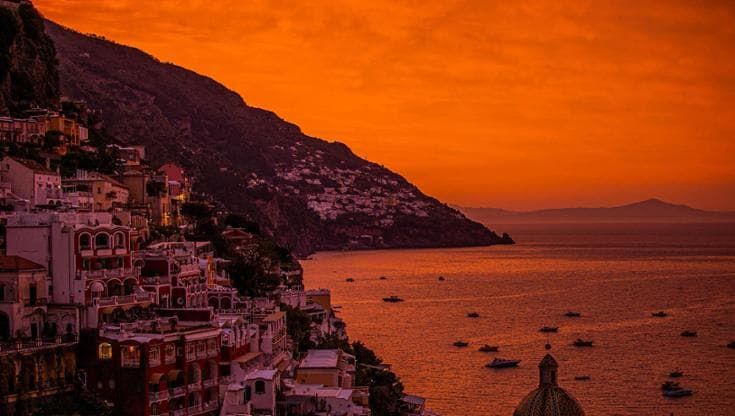 Alba rosso fuoco a Positano, risveglio spettacolare in Costiera
