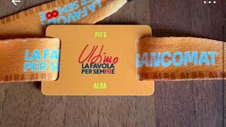Ultimo, i pass e i cartelloni del raduno di Tor Vergata in vendita a 500 euro su Vinted