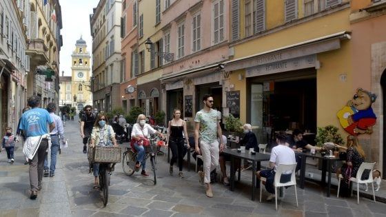 Tavoli all'aperto a Parma, i commercianti ci credono. "Tante richieste. Sarà spunto per nuove pedonalizzazioni"