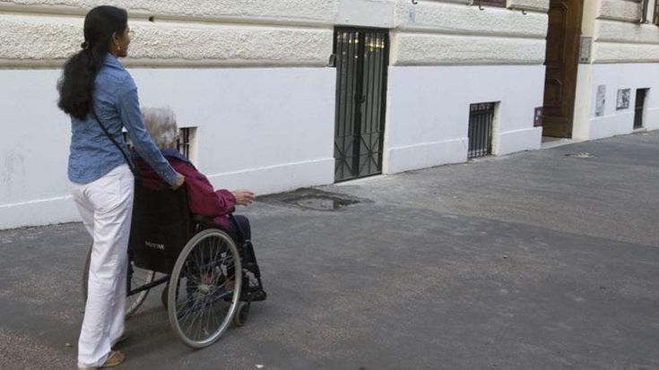 Il mini-bonus badanti copre solo 25 mila anziani fragili. “Serve un piano vero”