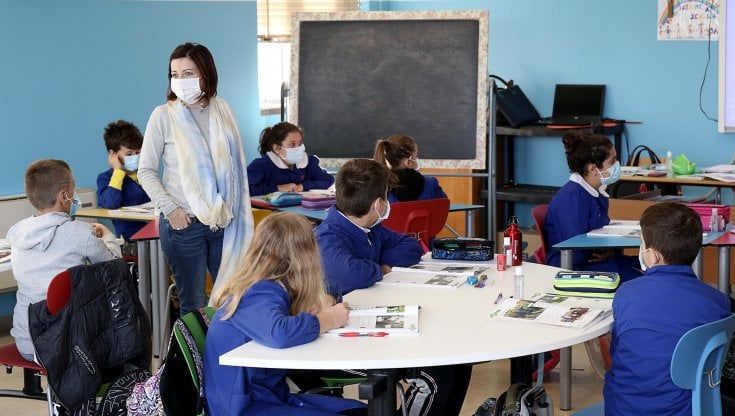 Scuola, obbligo vaccinale dal 15 dicembre: per i docenti sì, per i cuochi delle mense no. E ai genitori basta il Pass base