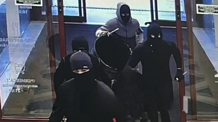 Terrore a Euroma2: cinque rapinatori incappucciati svaligiano una gioielleria
