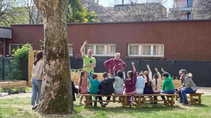 L’orto? Si fa a scuola: il progetto che trasforma i cortili degli edifici in aule all’aperto