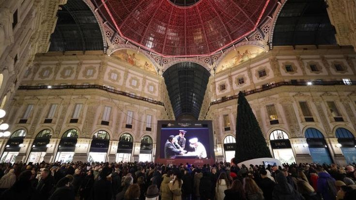 Prima della Scala diffusa: tra shopping, turisti e melomani all’Ottagono vince la curiosità