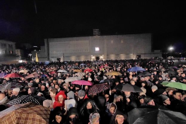 Pino Daniele, migliaia di persone in attesa: piazza Plebiscito gi&agrave; gremita