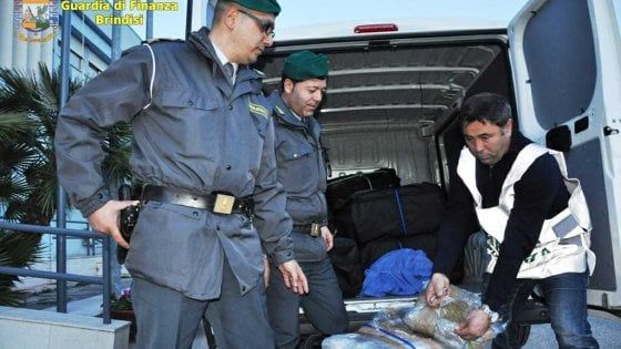 Taranto, corriere della droga col furgone a noleggio: arrestato un 50enne