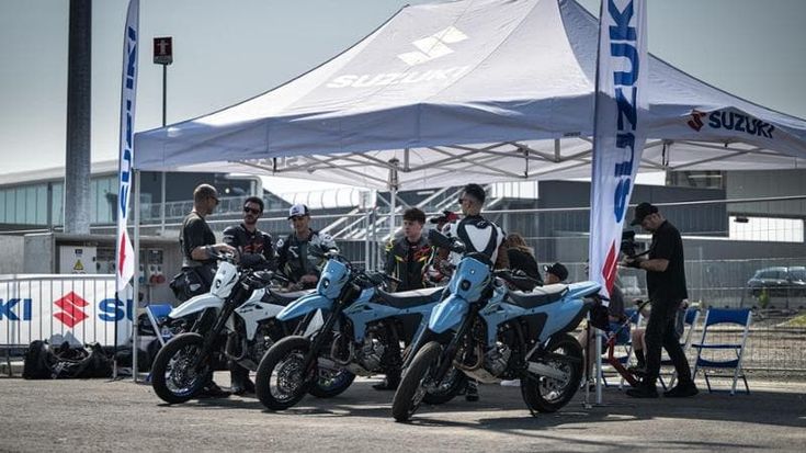 Suzuki DR-Z4SM, l'essenza del supermotard tra divertimento e versatilità