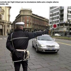 Smog, Torino copia Parigi: arriva il bollino del disonore per i diesel inquinanti