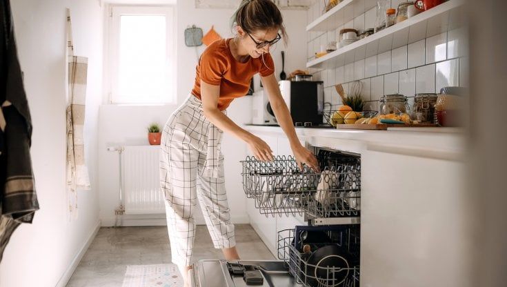 Sostenibilità in cucina: come lavare i piatti in modo efficace ed ecologico