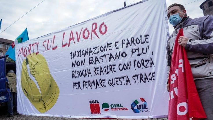 Gru crollata, sindacati in piazza: "In Piemonte quest'anno 41 morti, fermate la strage dei lavoratori" 
