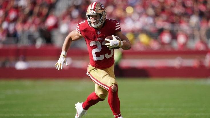 Nfl, McCaffrey non lo ferma nessuno, Niners e Eagles uniche imbattute. Emozione per il ritorno di Hamlin in campo