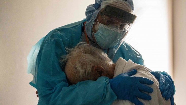 Usa, l'abbraccio del medico al paziente Covid diventa virale