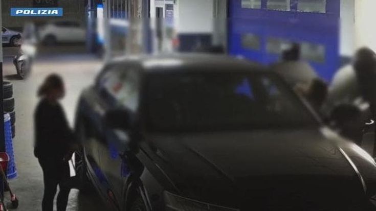 Decine di scooter intestati a prestanome senza patente: così la banda dei Rolex aveva sempre mezzi sicuri per mettere a segno i colpi