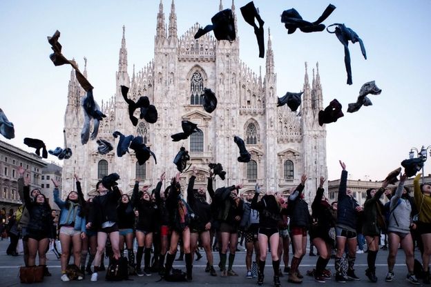 Milano, al Duomo e nel metrò senza pantaloni. Il flash mob in mutande