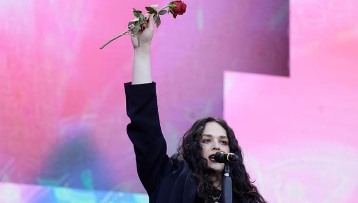 Il coming out di Stella Gelardi al Concertone: “Basta nascondersi, è il momento di fiorire”