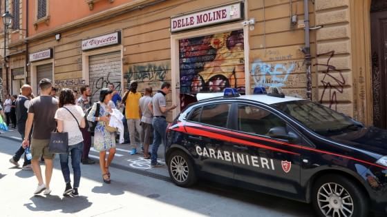 Bologna, tabaccaio si uccide nel suo negozio: strozzato da burocrazia e debiti