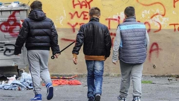 Ancora baby gang in azione, ventottenne aggredito e derubato in via Napione