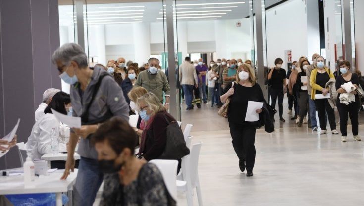 Vaccini, il dilemma AstraZeneca. Figliuolo in pressing perché venga usato anche sui cinquantenni