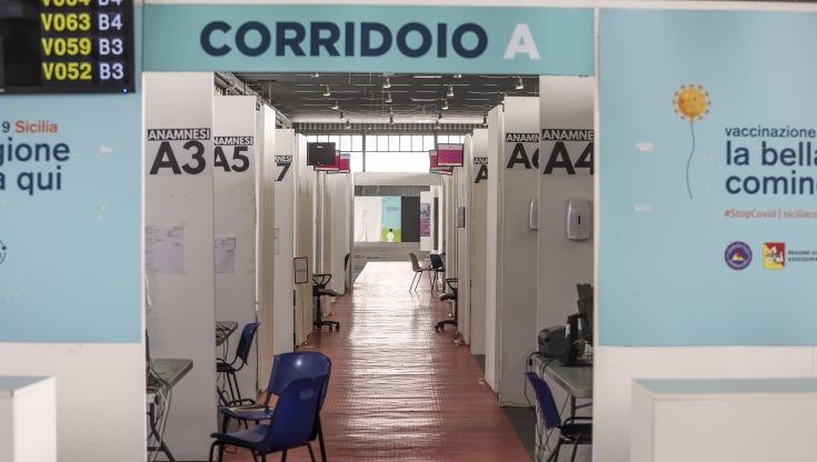 Dietrofront, l'hub vaccinale non trasloca fino a giugno: resterà alla Fiera del Mediterraneo