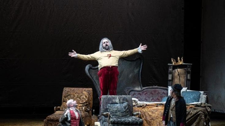 Falstaff con la felpa al Petruzzelli tra fiaba, attualità e la magia del Coro