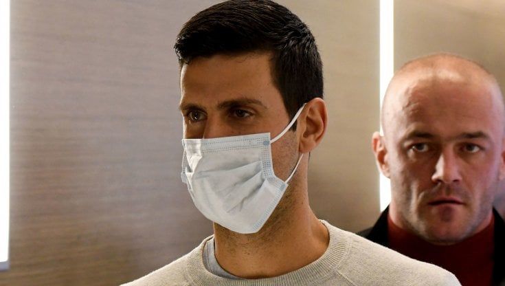 Djokovic, parla il biografo: "Credo si sia vaccinato". Ma l'entourage del tennista smentisce