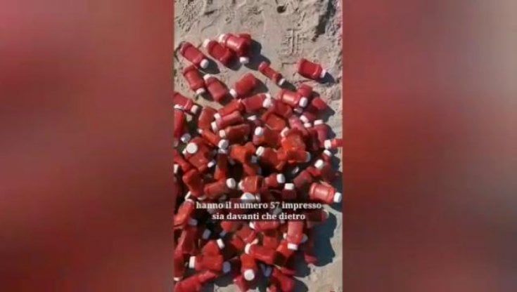 Salento, migliaia di bottiglie di ketchup invadono la costa: è mistero sul carico di prodotti Usa dispersi in mare
