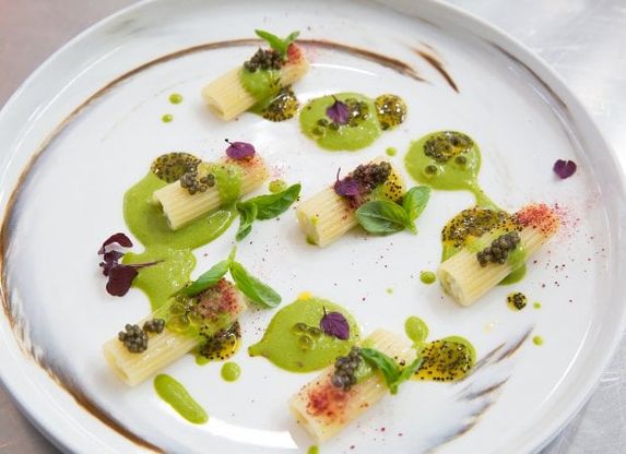 Cacio e pepe al mango e rigatoni con ceviche: così gli chef del mondo reinterpretano la pasta