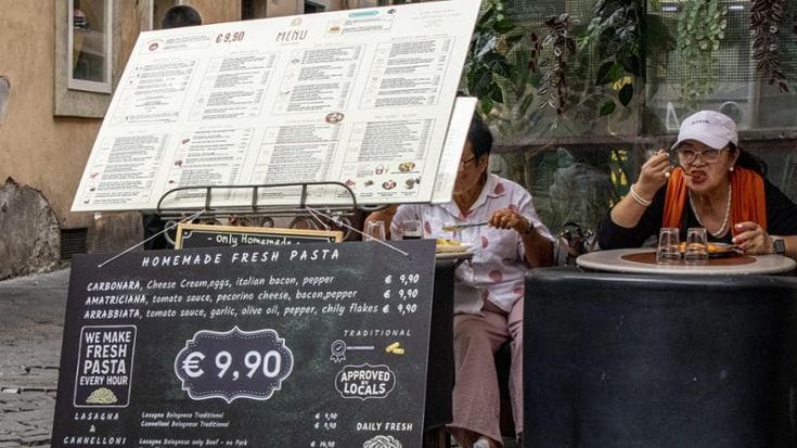 Lavagne-menu, golf car, fiori finti: le ultime brutture del centro. “Migliaia di multe non bastano”