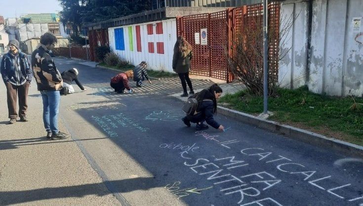 Catcalling, le ragazze sfidano il molestatore a colpi di gessetti 