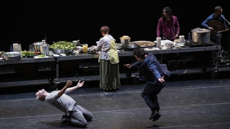 Danza immobile e piatti stranieri, echi di vite diverse