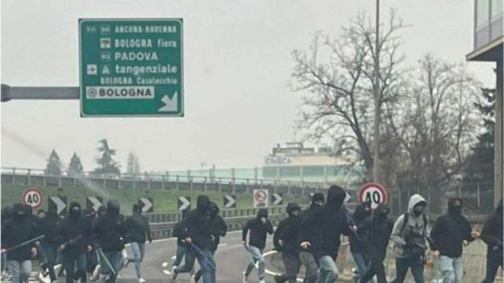 Scontri sull’A1 tra tifosi di Roma e Fiorentina: 200 tifosi incappucciati con spranghe e bastoni