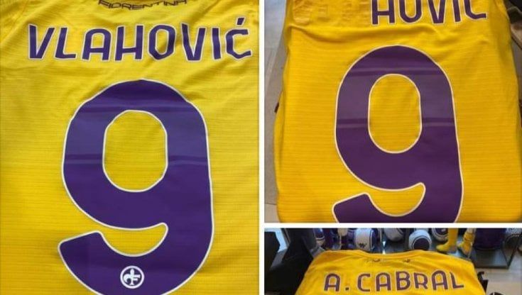 Addio Vlahovic, sulla maglia dei tifosi il suo nome si può sostituire con quello di Cabral: bastano 20 euro 