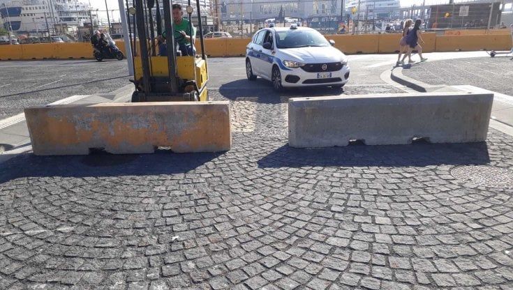 Napoli, i vigili chiudono il parcheggio abusivo nella nuova piazza Municipio