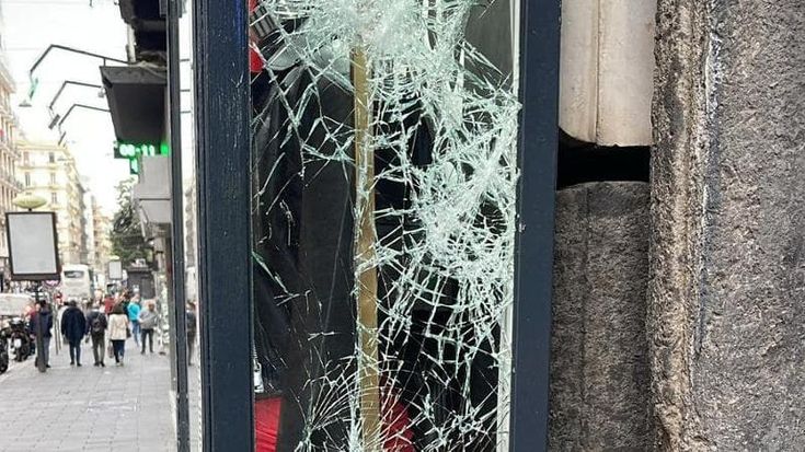 Scontri a Napoli, la rabbia dei commercianti: “Migliaia di euro di danni, perché far arrivare 300 ultras in centro?”