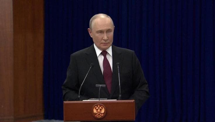 Putin: "Possibili attacchi a installazioni militari britanniche? E' un segreto militare"
