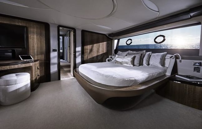 Lexus LY 650, dalla strada al mare