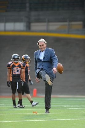 Il gigante e il football americano: il kick off di Meneghin nel derby Rhinos-Seamen