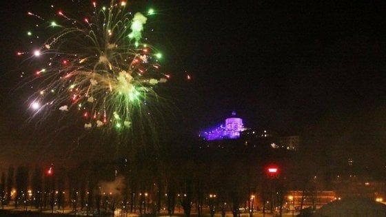 Torino, a San Giovanni gli irriducibili dei fuochi artificiali: show pirotecnico "antagonista" ai Murazzi