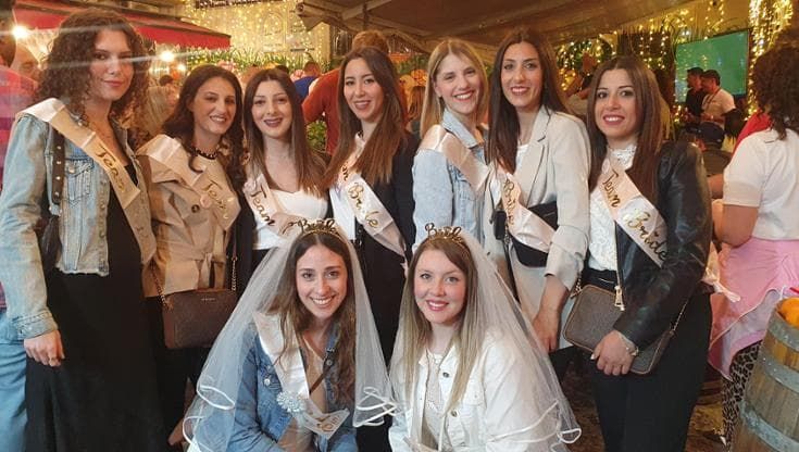 Napoli capitale dell’addio al nubilato: “Qui è sempre festa tra ironia e romanticismo”