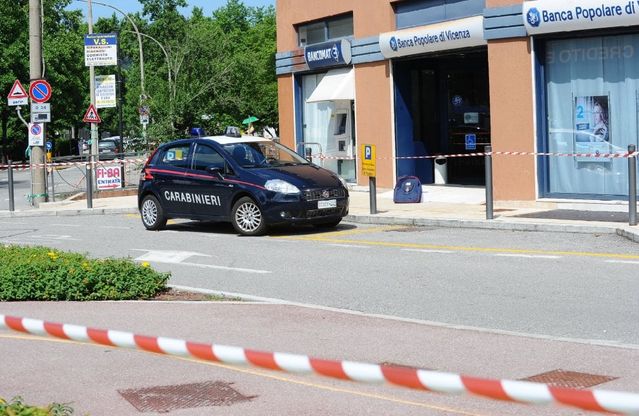 Brescia, bomba a mano davanti alla banca: indagano i carabinieri