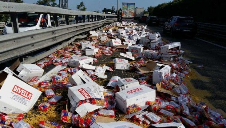 Bari, camion perde quintali di pasta: bloccata fino alle 13,40 la tangenziale all'altezza dell'aeroporto. Lunghissime code