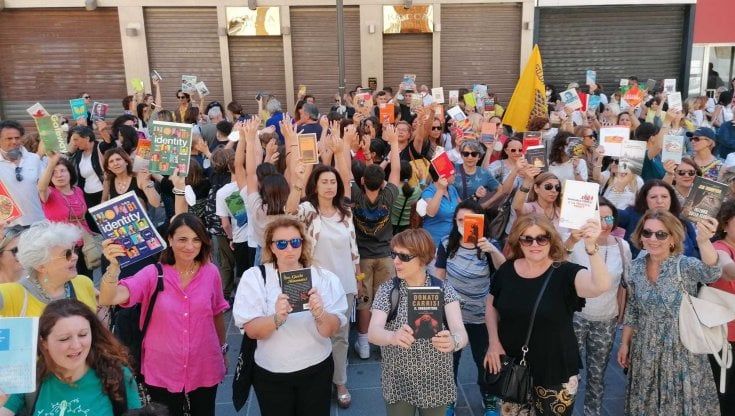 Scuola, anche Bari protesta in piazza contro il nuovo decreto: no a tagli e formazione. Flashmob con libri al cielo: "Non siamo un'azienda"