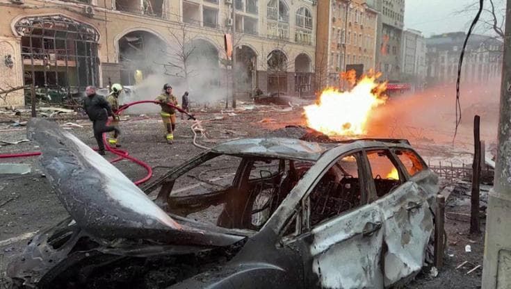 Kiev, le immagini della città colpita da missili russi all'alba
