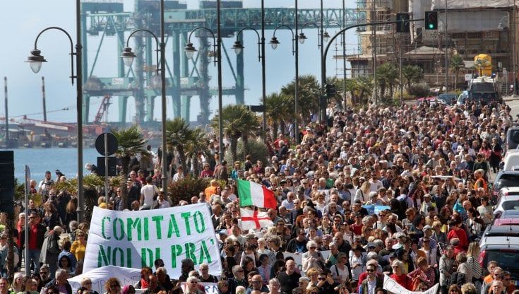 Genova Pra', in cinquemila per protestare contro il super porto: "Il Ponente dice no"