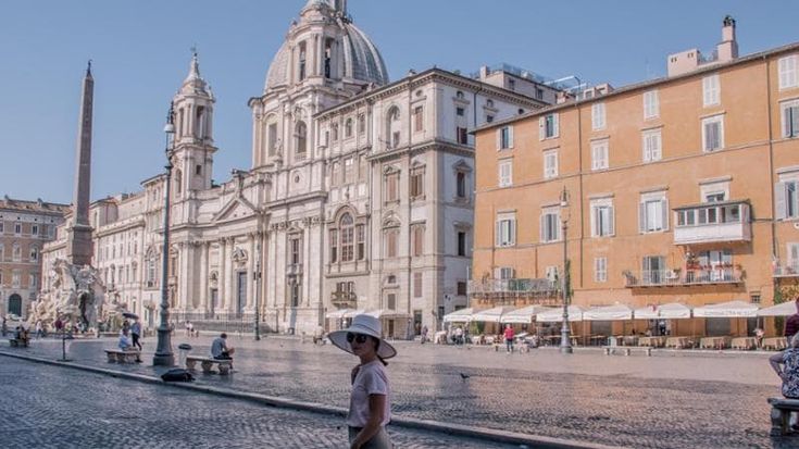 La generazione Tik Tok contro l’invasione dei turisti: “L’Italia va vista all’alba”