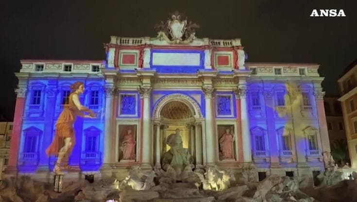 Roma, il tennis illumina la Fontana di Trevi: gli Internazionali escono dal Foro con un magico show di luci